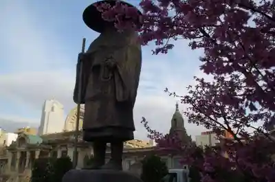 築地本願寺(本願寺築地別院)の像