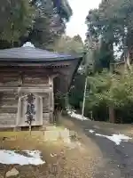 華蔵寺の{uncategorized: "未分類", other: "その他", undefined: "問題あり", building: "その他建物", grave: "お墓", sacred_gate: "鳥居", guardian: "狛犬", statue: "像", buddha: "仏像", history: "歴史", nature: "自然", garden: "庭園", animal: "動物", pagoda: "塔", temizu: "手水舎", mountain_gate: "山門・神門", sanctuary: "本殿・本堂", subordinate: "末社・摂社", art: "芸術", scenery: "景色", jizo: "地蔵", ema: "絵馬", goshuin: "御朱印", omikuji: "おみくじ", items: "授与品その他", amulet: "お守り", goshuincho: "御朱印帳", eats: "食事", festival: "お祭り", votive_dance: "神楽", shichigosan: "七五三参", wedding: "結婚式", experience: "体験その他", initially: "初詣", around: "周辺", anti_infection: "感染症対策"}