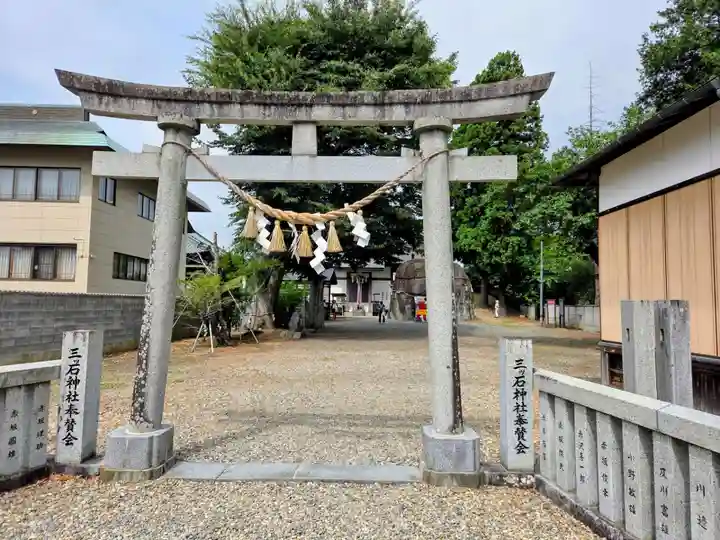 三ツ石神社(岩手県)