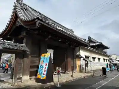 大通寺（長浜御坊）の{uncategorized: "未分類", other: "その他", undefined: "問題あり", building: "その他建物", grave: "お墓", sacred_gate: "鳥居", guardian: "狛犬", statue: "像", buddha: "仏像", history: "歴史", nature: "自然", garden: "庭園", animal: "動物", pagoda: "塔", temizu: "手水舎", mountain_gate: "山門・神門", sanctuary: "本殿・本堂", subordinate: "末社・摂社", art: "芸術", scenery: "景色", jizo: "地蔵", ema: "絵馬", goshuin: "御朱印", omikuji: "おみくじ", items: "授与品その他", amulet: "お守り", goshuincho: "御朱印帳", eats: "食事", festival: "お祭り", votive_dance: "神楽", shichigosan: "七五三参", wedding: "結婚式", experience: "体験その他", initially: "初詣", around: "周辺", anti_infection: "感染症対策"}