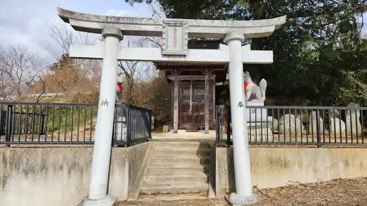 山岸稲荷神社の鳥居