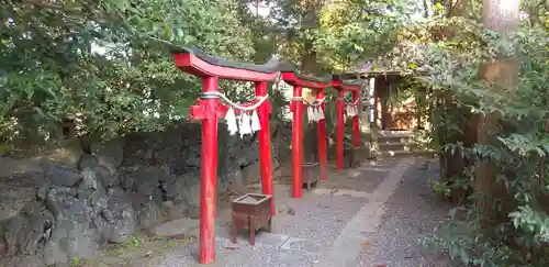 三軒地稲荷神社の末社・摂社