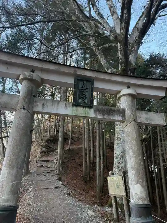 三峯神社奥宮の{uncategorized: "未分類", other: "その他", undefined: "問題あり", building: "その他建物", grave: "お墓", sacred_gate: "鳥居", guardian: "狛犬", statue: "像", buddha: "仏像", history: "歴史", nature: "自然", garden: "庭園", animal: "動物", pagoda: "塔", temizu: "手水舎", mountain_gate: "山門・神門", sanctuary: "本殿・本堂", subordinate: "末社・摂社", art: "芸術", scenery: "景色", jizo: "地蔵", ema: "絵馬", goshuin: "御朱印", omikuji: "おみくじ", items: "授与品その他", amulet: "お守り", goshuincho: "御朱印帳", eats: "食事", festival: "お祭り", votive_dance: "神楽", shichigosan: "七五三参", wedding: "結婚式", experience: "体験その他", initially: "初詣", around: "周辺", anti_infection: "感染症対策"}