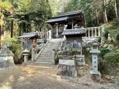諏訪神社の{uncategorized: "未分類", other: "その他", undefined: "問題あり", building: "その他建物", grave: "お墓", sacred_gate: "鳥居", guardian: "狛犬", statue: "像", buddha: "仏像", history: "歴史", nature: "自然", garden: "庭園", animal: "動物", pagoda: "塔", temizu: "手水舎", mountain_gate: "山門・神門", sanctuary: "本殿・本堂", subordinate: "末社・摂社", art: "芸術", scenery: "景色", jizo: "地蔵", ema: "絵馬", goshuin: "御朱印", omikuji: "おみくじ", items: "授与品その他", amulet: "お守り", goshuincho: "御朱印帳", eats: "食事", festival: "お祭り", votive_dance: "神楽", shichigosan: "七五三参", wedding: "結婚式", experience: "体験その他", initially: "初詣", around: "周辺", anti_infection: "感染症対策"}