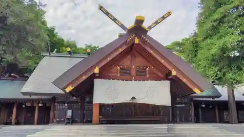北海道神宮の{uncategorized: "未分類", other: "その他", undefined: "問題あり", building: "その他建物", grave: "お墓", sacred_gate: "鳥居", guardian: "狛犬", statue: "像", buddha: "仏像", history: "歴史", nature: "自然", garden: "庭園", animal: "動物", pagoda: "塔", temizu: "手水舎", mountain_gate: "山門・神門", sanctuary: "本殿・本堂", subordinate: "末社・摂社", art: "芸術", scenery: "景色", jizo: "地蔵", ema: "絵馬", goshuin: "御朱印", omikuji: "おみくじ", items: "授与品その他", amulet: "お守り", goshuincho: "御朱印帳", eats: "食事", festival: "お祭り", votive_dance: "神楽", shichigosan: "七五三参", wedding: "結婚式", experience: "体験その他", initially: "初詣", around: "周辺", anti_infection: "感染症対策"}