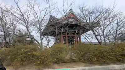 一畑山薬師寺 岡崎本堂の{uncategorized: "未分類", other: "その他", undefined: "問題あり", building: "その他建物", grave: "お墓", sacred_gate: "鳥居", guardian: "狛犬", statue: "像", buddha: "仏像", history: "歴史", nature: "自然", garden: "庭園", animal: "動物", pagoda: "塔", temizu: "手水舎", mountain_gate: "山門・神門", sanctuary: "本殿・本堂", subordinate: "末社・摂社", art: "芸術", scenery: "景色", jizo: "地蔵", ema: "絵馬", goshuin: "御朱印", omikuji: "おみくじ", items: "授与品その他", amulet: "お守り", goshuincho: "御朱印帳", eats: "食事", festival: "お祭り", votive_dance: "神楽", shichigosan: "七五三参", wedding: "結婚式", experience: "体験その他", initially: "初詣", around: "周辺", anti_infection: "感染症対策"}