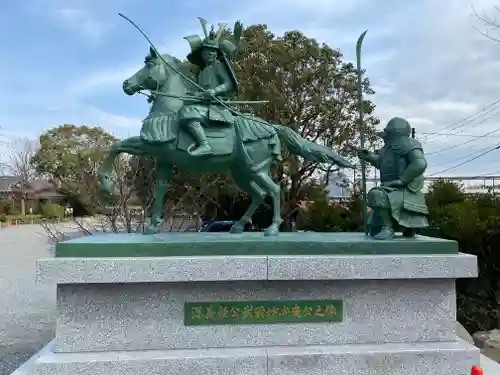 白旗神社の像