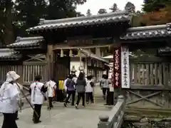 白峯寺の山門