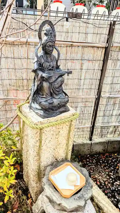 駒込妙義神社の像