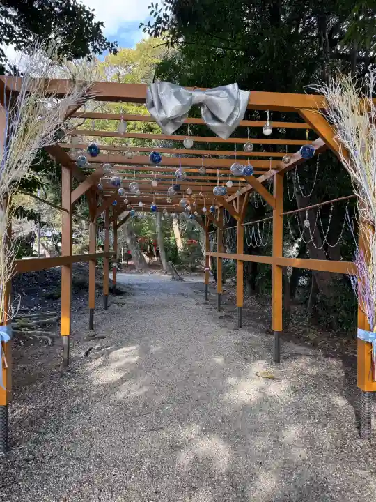 彌都加伎神社の{uncategorized: "未分類", other: "その他", undefined: "問題あり", building: "その他建物", grave: "お墓", sacred_gate: "鳥居", guardian: "狛犬", statue: "像", buddha: "仏像", history: "歴史", nature: "自然", garden: "庭園", animal: "動物", pagoda: "塔", temizu: "手水舎", mountain_gate: "山門・神門", sanctuary: "本殿・本堂", subordinate: "末社・摂社", art: "芸術", scenery: "景色", jizo: "地蔵", ema: "絵馬", goshuin: "御朱印", omikuji: "おみくじ", items: "授与品その他", amulet: "お守り", goshuincho: "御朱印帳", eats: "食事", festival: "お祭り", votive_dance: "神楽", shichigosan: "七五三参", wedding: "結婚式", experience: "体験その他", initially: "初詣", around: "周辺", anti_infection: "感染症対策"}