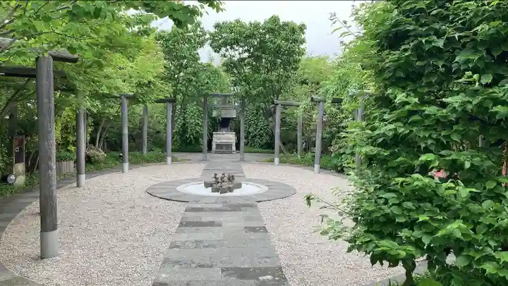 鉄道神社の庭園