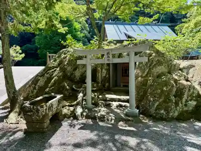 安房神社の{uncategorized: "未分類", other: "その他", undefined: "問題あり", building: "その他建物", grave: "お墓", sacred_gate: "鳥居", guardian: "狛犬", statue: "像", buddha: "仏像", history: "歴史", nature: "自然", garden: "庭園", animal: "動物", pagoda: "塔", temizu: "手水舎", mountain_gate: "山門・神門", sanctuary: "本殿・本堂", subordinate: "末社・摂社", art: "芸術", scenery: "景色", jizo: "地蔵", ema: "絵馬", goshuin: "御朱印", omikuji: "おみくじ", items: "授与品その他", amulet: "お守り", goshuincho: "御朱印帳", eats: "食事", festival: "お祭り", votive_dance: "神楽", shichigosan: "七五三参", wedding: "結婚式", experience: "体験その他", initially: "初詣", around: "周辺", anti_infection: "感染症対策"}