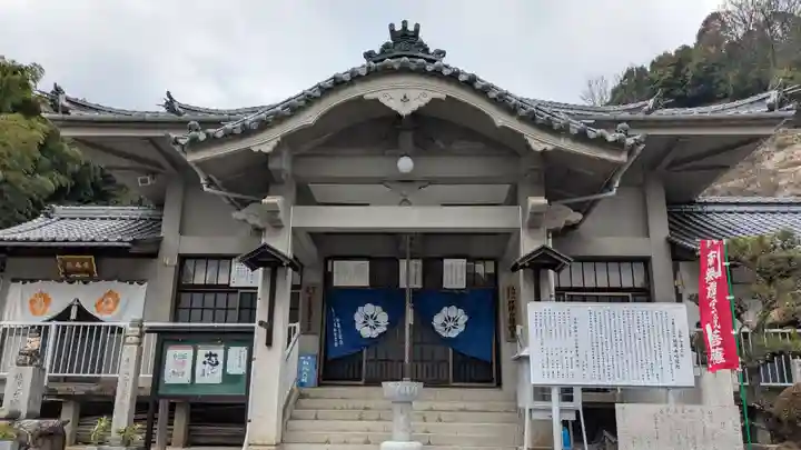 龍岡寺の本殿・本堂