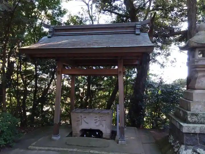神明社の手水舎