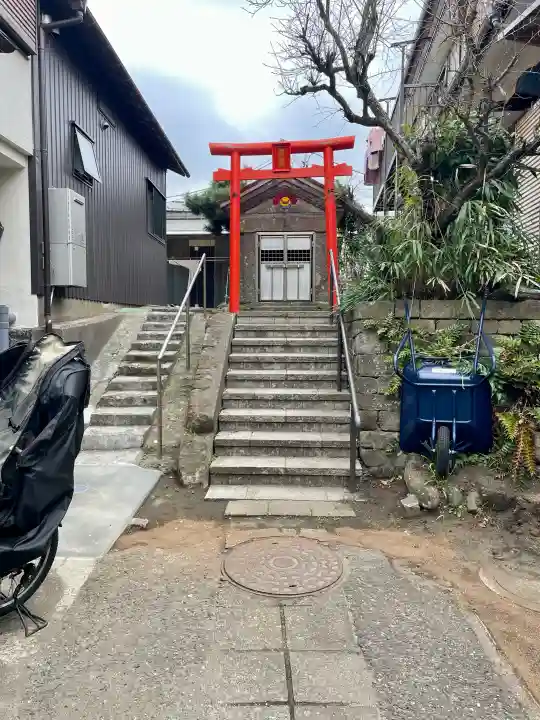 濱町稲荷の{uncategorized: "未分類", other: "その他", undefined: "問題あり", building: "その他建物", grave: "お墓", sacred_gate: "鳥居", guardian: "狛犬", statue: "像", buddha: "仏像", history: "歴史", nature: "自然", garden: "庭園", animal: "動物", pagoda: "塔", temizu: "手水舎", mountain_gate: "山門・神門", sanctuary: "本殿・本堂", subordinate: "末社・摂社", art: "芸術", scenery: "景色", jizo: "地蔵", ema: "絵馬", goshuin: "御朱印", omikuji: "おみくじ", items: "授与品その他", amulet: "お守り", goshuincho: "御朱印帳", eats: "食事", festival: "お祭り", votive_dance: "神楽", shichigosan: "七五三参", wedding: "結婚式", experience: "体験その他", initially: "初詣", around: "周辺", anti_infection: "感染症対策"}