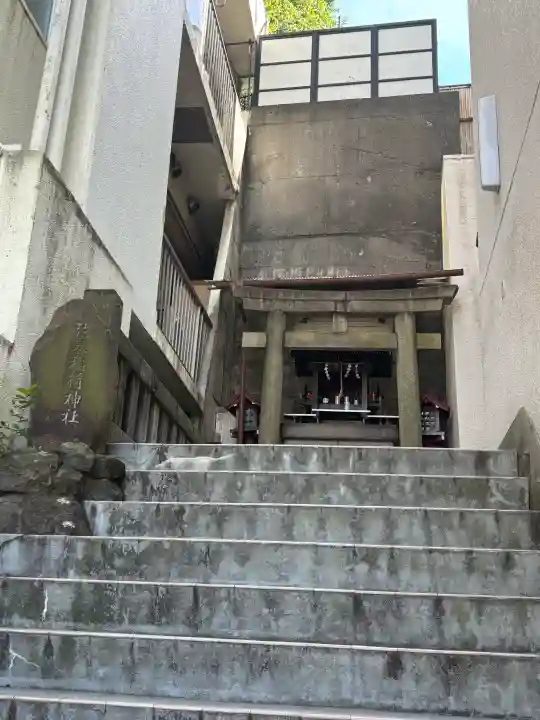 弦巻稲荷神社の{uncategorized: "未分類", other: "その他", undefined: "問題あり", building: "その他建物", grave: "お墓", sacred_gate: "鳥居", guardian: "狛犬", statue: "像", buddha: "仏像", history: "歴史", nature: "自然", garden: "庭園", animal: "動物", pagoda: "塔", temizu: "手水舎", mountain_gate: "山門・神門", sanctuary: "本殿・本堂", subordinate: "末社・摂社", art: "芸術", scenery: "景色", jizo: "地蔵", ema: "絵馬", goshuin: "御朱印", omikuji: "おみくじ", items: "授与品その他", amulet: "お守り", goshuincho: "御朱印帳", eats: "食事", festival: "お祭り", votive_dance: "神楽", shichigosan: "七五三参", wedding: "結婚式", experience: "体験その他", initially: "初詣", around: "周辺", anti_infection: "感染症対策"}