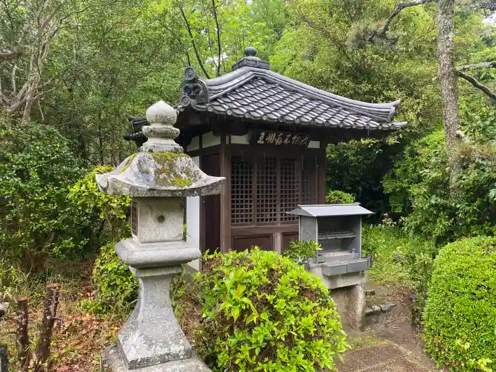 平等寺(三輪山平等寺)の{uncategorized: "未分類", other: "その他", undefined: "問題あり", building: "その他建物", grave: "お墓", sacred_gate: "鳥居", guardian: "狛犬", statue: "像", buddha: "仏像", history: "歴史", nature: "自然", garden: "庭園", animal: "動物", pagoda: "塔", temizu: "手水舎", mountain_gate: "山門・神門", sanctuary: "本殿・本堂", subordinate: "末社・摂社", art: "芸術", scenery: "景色", jizo: "地蔵", ema: "絵馬", goshuin: "御朱印", omikuji: "おみくじ", items: "授与品その他", amulet: "お守り", goshuincho: "御朱印帳", eats: "食事", festival: "お祭り", votive_dance: "神楽", shichigosan: "七五三参", wedding: "結婚式", experience: "体験その他", initially: "初詣", around: "周辺", anti_infection: "感染症対策"}