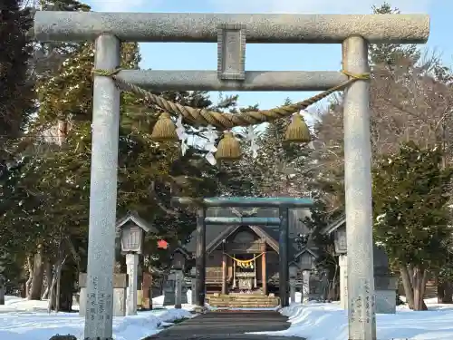 新十津川神社の{uncategorized: "未分類", other: "その他", undefined: "問題あり", building: "その他建物", grave: "お墓", sacred_gate: "鳥居", guardian: "狛犬", statue: "像", buddha: "仏像", history: "歴史", nature: "自然", garden: "庭園", animal: "動物", pagoda: "塔", temizu: "手水舎", mountain_gate: "山門・神門", sanctuary: "本殿・本堂", subordinate: "末社・摂社", art: "芸術", scenery: "景色", jizo: "地蔵", ema: "絵馬", goshuin: "御朱印", omikuji: "おみくじ", items: "授与品その他", amulet: "お守り", goshuincho: "御朱印帳", eats: "食事", festival: "お祭り", votive_dance: "神楽", shichigosan: "七五三参", wedding: "結婚式", experience: "体験その他", initially: "初詣", around: "周辺", anti_infection: "感染症対策"}