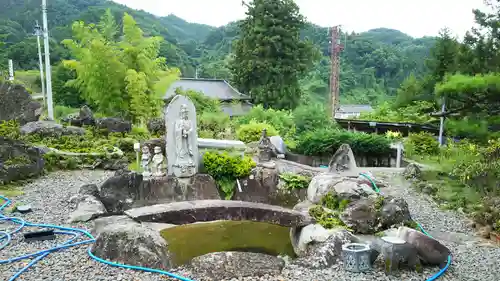 治陸寺の庭園