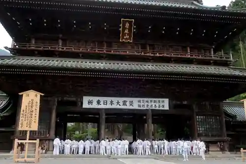 久遠寺の山門