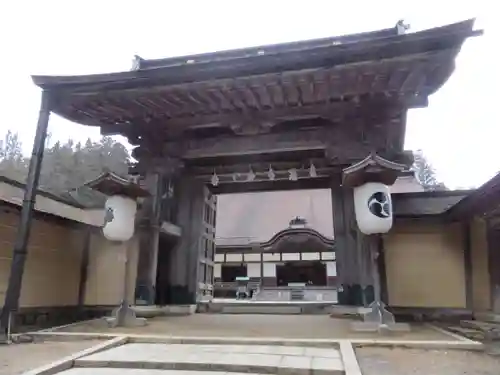 高野山金剛峯寺の山門