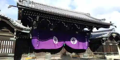 本願寺（西本願寺）の{uncategorized: "未分類", other: "その他", undefined: "問題あり", building: "その他建物", grave: "お墓", sacred_gate: "鳥居", guardian: "狛犬", statue: "像", buddha: "仏像", history: "歴史", nature: "自然", garden: "庭園", animal: "動物", pagoda: "塔", temizu: "手水舎", mountain_gate: "山門・神門", sanctuary: "本殿・本堂", subordinate: "末社・摂社", art: "芸術", scenery: "景色", jizo: "地蔵", ema: "絵馬", goshuin: "御朱印", omikuji: "おみくじ", items: "授与品その他", amulet: "お守り", goshuincho: "御朱印帳", eats: "食事", festival: "お祭り", votive_dance: "神楽", shichigosan: "七五三参", wedding: "結婚式", experience: "体験その他", initially: "初詣", around: "周辺", anti_infection: "感染症対策"}