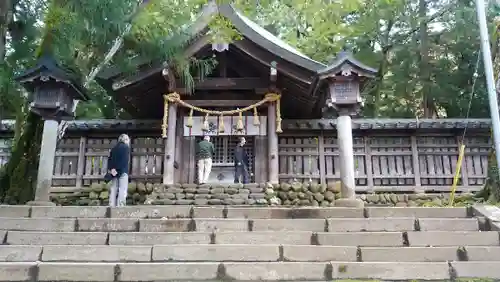 諏訪大社上社前宮の本殿・本堂