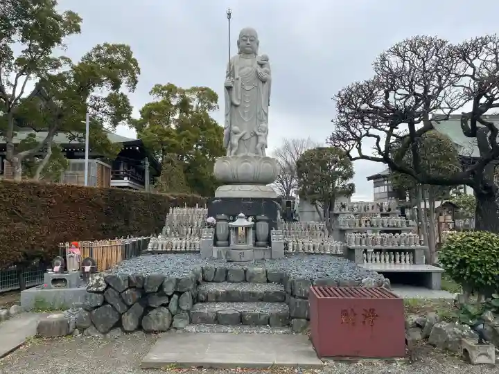 興全寺の{uncategorized: "未分類", other: "その他", undefined: "問題あり", building: "その他建物", grave: "お墓", sacred_gate: "鳥居", guardian: "狛犬", statue: "像", buddha: "仏像", history: "歴史", nature: "自然", garden: "庭園", animal: "動物", pagoda: "塔", temizu: "手水舎", mountain_gate: "山門・神門", sanctuary: "本殿・本堂", subordinate: "末社・摂社", art: "芸術", scenery: "景色", jizo: "地蔵", ema: "絵馬", goshuin: "御朱印", omikuji: "おみくじ", items: "授与品その他", amulet: "お守り", goshuincho: "御朱印帳", eats: "食事", festival: "お祭り", votive_dance: "神楽", shichigosan: "七五三参", wedding: "結婚式", experience: "体験その他", initially: "初詣", around: "周辺", anti_infection: "感染症対策"}
