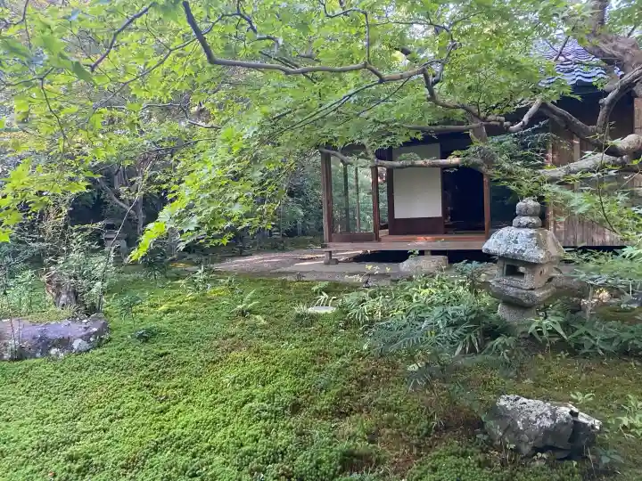 厭離庵の{uncategorized: "未分類", other: "その他", undefined: "問題あり", building: "その他建物", grave: "お墓", sacred_gate: "鳥居", guardian: "狛犬", statue: "像", buddha: "仏像", history: "歴史", nature: "自然", garden: "庭園", animal: "動物", pagoda: "塔", temizu: "手水舎", mountain_gate: "山門・神門", sanctuary: "本殿・本堂", subordinate: "末社・摂社", art: "芸術", scenery: "景色", jizo: "地蔵", ema: "絵馬", goshuin: "御朱印", omikuji: "おみくじ", items: "授与品その他", amulet: "お守り", goshuincho: "御朱印帳", eats: "食事", festival: "お祭り", votive_dance: "神楽", shichigosan: "七五三参", wedding: "結婚式", experience: "体験その他", initially: "初詣", around: "周辺", anti_infection: "感染症対策"}