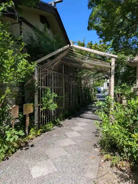 梨木神社の{uncategorized: "未分類", other: "その他", undefined: "問題あり", building: "その他建物", grave: "お墓", sacred_gate: "鳥居", guardian: "狛犬", statue: "像", buddha: "仏像", history: "歴史", nature: "自然", garden: "庭園", animal: "動物", pagoda: "塔", temizu: "手水舎", mountain_gate: "山門・神門", sanctuary: "本殿・本堂", subordinate: "末社・摂社", art: "芸術", scenery: "景色", jizo: "地蔵", ema: "絵馬", goshuin: "御朱印", omikuji: "おみくじ", items: "授与品その他", amulet: "お守り", goshuincho: "御朱印帳", eats: "食事", festival: "お祭り", votive_dance: "神楽", shichigosan: "七五三参", wedding: "結婚式", experience: "体験その他", initially: "初詣", around: "周辺", anti_infection: "感染症対策"}