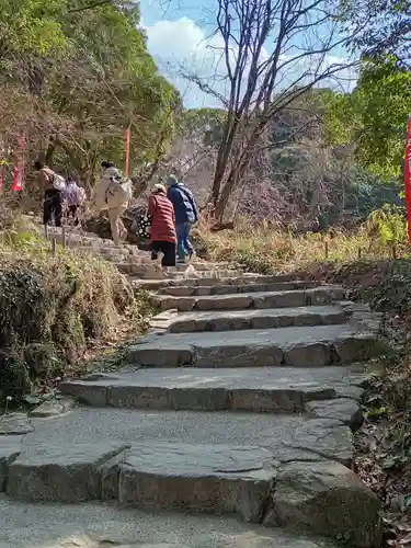 天開稲荷社の庭園