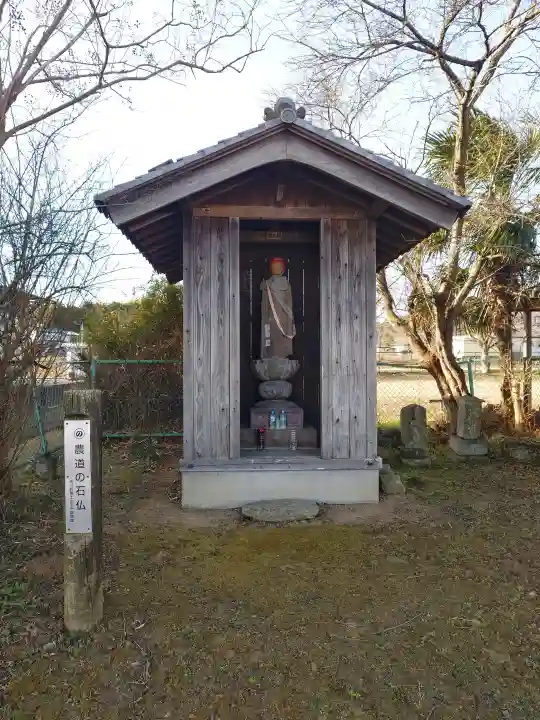 地蔵尊(農道の石仏)の{uncategorized: "未分類", other: "その他", undefined: "問題あり", building: "その他建物", grave: "お墓", sacred_gate: "鳥居", guardian: "狛犬", statue: "像", buddha: "仏像", history: "歴史", nature: "自然", garden: "庭園", animal: "動物", pagoda: "塔", temizu: "手水舎", mountain_gate: "山門・神門", sanctuary: "本殿・本堂", subordinate: "末社・摂社", art: "芸術", scenery: "景色", jizo: "地蔵", ema: "絵馬", goshuin: "御朱印", omikuji: "おみくじ", items: "授与品その他", amulet: "お守り", goshuincho: "御朱印帳", eats: "食事", festival: "お祭り", votive_dance: "神楽", shichigosan: "七五三参", wedding: "結婚式", experience: "体験その他", initially: "初詣", around: "周辺", anti_infection: "感染症対策"}