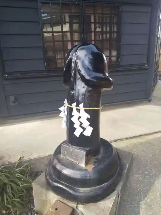 金山神社(若宮八幡宮境内社)の像