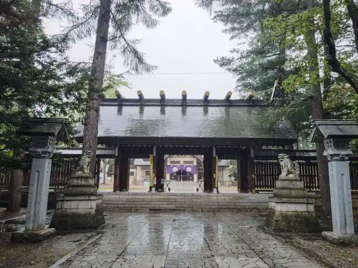 帯廣神社の山門・神門