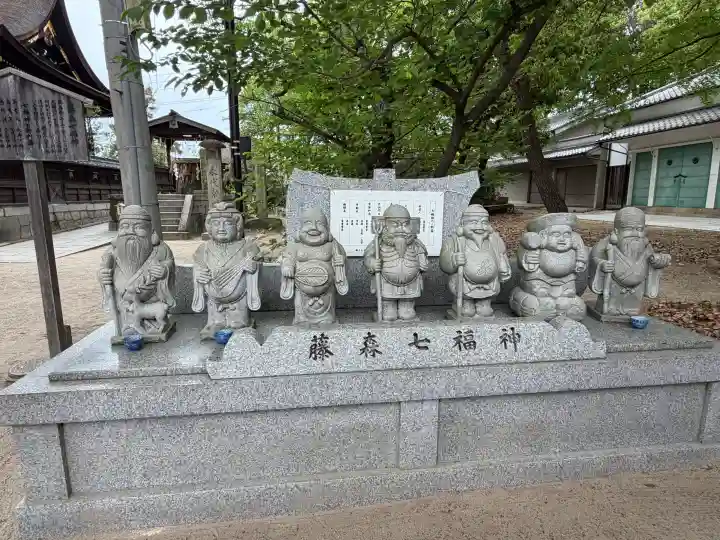 藤森神社の{uncategorized: "未分類", other: "その他", undefined: "問題あり", building: "その他建物", grave: "お墓", sacred_gate: "鳥居", guardian: "狛犬", statue: "像", buddha: "仏像", history: "歴史", nature: "自然", garden: "庭園", animal: "動物", pagoda: "塔", temizu: "手水舎", mountain_gate: "山門・神門", sanctuary: "本殿・本堂", subordinate: "末社・摂社", art: "芸術", scenery: "景色", jizo: "地蔵", ema: "絵馬", goshuin: "御朱印", omikuji: "おみくじ", items: "授与品その他", amulet: "お守り", goshuincho: "御朱印帳", eats: "食事", festival: "お祭り", votive_dance: "神楽", shichigosan: "七五三参", wedding: "結婚式", experience: "体験その他", initially: "初詣", around: "周辺", anti_infection: "感染症対策"}