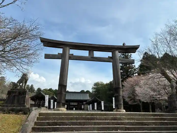 吉野神宮の{uncategorized: "未分類", other: "その他", undefined: "問題あり", building: "その他建物", grave: "お墓", sacred_gate: "鳥居", guardian: "狛犬", statue: "像", buddha: "仏像", history: "歴史", nature: "自然", garden: "庭園", animal: "動物", pagoda: "塔", temizu: "手水舎", mountain_gate: "山門・神門", sanctuary: "本殿・本堂", subordinate: "末社・摂社", art: "芸術", scenery: "景色", jizo: "地蔵", ema: "絵馬", goshuin: "御朱印", omikuji: "おみくじ", items: "授与品その他", amulet: "お守り", goshuincho: "御朱印帳", eats: "食事", festival: "お祭り", votive_dance: "神楽", shichigosan: "七五三参", wedding: "結婚式", experience: "体験その他", initially: "初詣", around: "周辺", anti_infection: "感染症対策"}