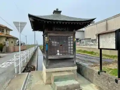 南川船着地蔵尊の{uncategorized: "未分類", other: "その他", undefined: "問題あり", building: "その他建物", grave: "お墓", sacred_gate: "鳥居", guardian: "狛犬", statue: "像", buddha: "仏像", history: "歴史", nature: "自然", garden: "庭園", animal: "動物", pagoda: "塔", temizu: "手水舎", mountain_gate: "山門・神門", sanctuary: "本殿・本堂", subordinate: "末社・摂社", art: "芸術", scenery: "景色", jizo: "地蔵", ema: "絵馬", goshuin: "御朱印", omikuji: "おみくじ", items: "授与品その他", amulet: "お守り", goshuincho: "御朱印帳", eats: "食事", festival: "お祭り", votive_dance: "神楽", shichigosan: "七五三参", wedding: "結婚式", experience: "体験その他", initially: "初詣", around: "周辺", anti_infection: "感染症対策"}