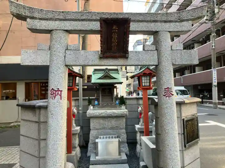 橘稲荷神社の{uncategorized: "未分類", other: "その他", undefined: "問題あり", building: "その他建物", grave: "お墓", sacred_gate: "鳥居", guardian: "狛犬", statue: "像", buddha: "仏像", history: "歴史", nature: "自然", garden: "庭園", animal: "動物", pagoda: "塔", temizu: "手水舎", mountain_gate: "山門・神門", sanctuary: "本殿・本堂", subordinate: "末社・摂社", art: "芸術", scenery: "景色", jizo: "地蔵", ema: "絵馬", goshuin: "御朱印", omikuji: "おみくじ", items: "授与品その他", amulet: "お守り", goshuincho: "御朱印帳", eats: "食事", festival: "お祭り", votive_dance: "神楽", shichigosan: "七五三参", wedding: "結婚式", experience: "体験その他", initially: "初詣", around: "周辺", anti_infection: "感染症対策"}