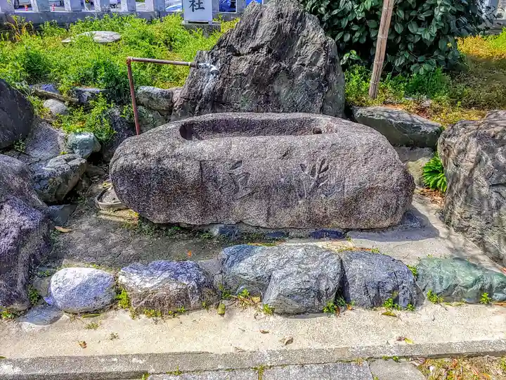県明神社の手水舎