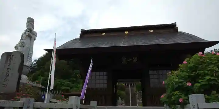 埼玉厄除け開運大師・龍泉寺(切り絵御朱印発祥の寺)の山門・神門