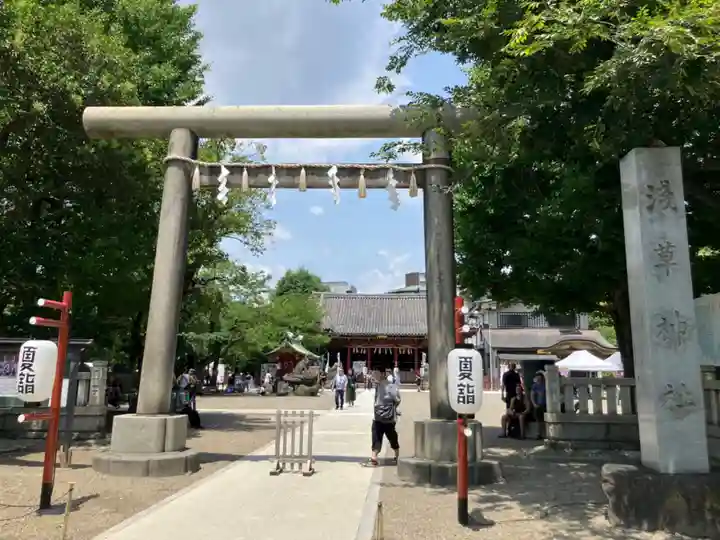 浅草神社の鳥居