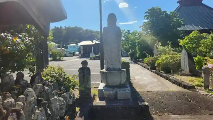 円通寺の{uncategorized: "未分類", other: "その他", undefined: "問題あり", building: "その他建物", grave: "お墓", sacred_gate: "鳥居", guardian: "狛犬", statue: "像", buddha: "仏像", history: "歴史", nature: "自然", garden: "庭園", animal: "動物", pagoda: "塔", temizu: "手水舎", mountain_gate: "山門・神門", sanctuary: "本殿・本堂", subordinate: "末社・摂社", art: "芸術", scenery: "景色", jizo: "地蔵", ema: "絵馬", goshuin: "御朱印", omikuji: "おみくじ", items: "授与品その他", amulet: "お守り", goshuincho: "御朱印帳", eats: "食事", festival: "お祭り", votive_dance: "神楽", shichigosan: "七五三参", wedding: "結婚式", experience: "体験その他", initially: "初詣", around: "周辺", anti_infection: "感染症対策"}