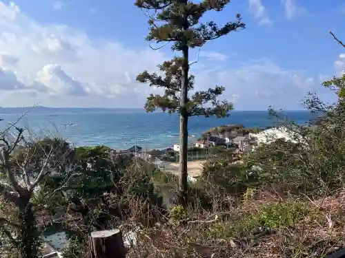 諏訪神社の{uncategorized: "未分類", other: "その他", undefined: "問題あり", building: "その他建物", grave: "お墓", sacred_gate: "鳥居", guardian: "狛犬", statue: "像", buddha: "仏像", history: "歴史", nature: "自然", garden: "庭園", animal: "動物", pagoda: "塔", temizu: "手水舎", mountain_gate: "山門・神門", sanctuary: "本殿・本堂", subordinate: "末社・摂社", art: "芸術", scenery: "景色", jizo: "地蔵", ema: "絵馬", goshuin: "御朱印", omikuji: "おみくじ", items: "授与品その他", amulet: "お守り", goshuincho: "御朱印帳", eats: "食事", festival: "お祭り", votive_dance: "神楽", shichigosan: "七五三参", wedding: "結婚式", experience: "体験その他", initially: "初詣", around: "周辺", anti_infection: "感染症対策"}