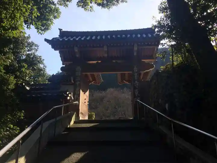 善峯寺の山門・神門