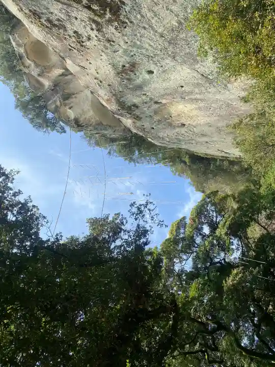 花窟神社の{uncategorized: "未分類", other: "その他", undefined: "問題あり", building: "その他建物", grave: "お墓", sacred_gate: "鳥居", guardian: "狛犬", statue: "像", buddha: "仏像", history: "歴史", nature: "自然", garden: "庭園", animal: "動物", pagoda: "塔", temizu: "手水舎", mountain_gate: "山門・神門", sanctuary: "本殿・本堂", subordinate: "末社・摂社", art: "芸術", scenery: "景色", jizo: "地蔵", ema: "絵馬", goshuin: "御朱印", omikuji: "おみくじ", items: "授与品その他", amulet: "お守り", goshuincho: "御朱印帳", eats: "食事", festival: "お祭り", votive_dance: "神楽", shichigosan: "七五三参", wedding: "結婚式", experience: "体験その他", initially: "初詣", around: "周辺", anti_infection: "感染症対策"}