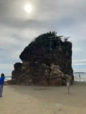 稲佐の浜 弁天島の{uncategorized: "未分類", other: "その他", undefined: "問題あり", building: "その他建物", grave: "お墓", sacred_gate: "鳥居", guardian: "狛犬", statue: "像", buddha: "仏像", history: "歴史", nature: "自然", garden: "庭園", animal: "動物", pagoda: "塔", temizu: "手水舎", mountain_gate: "山門・神門", sanctuary: "本殿・本堂", subordinate: "末社・摂社", art: "芸術", scenery: "景色", jizo: "地蔵", ema: "絵馬", goshuin: "御朱印", omikuji: "おみくじ", items: "授与品その他", amulet: "お守り", goshuincho: "御朱印帳", eats: "食事", festival: "お祭り", votive_dance: "神楽", shichigosan: "七五三参", wedding: "結婚式", experience: "体験その他", initially: "初詣", around: "周辺", anti_infection: "感染症対策"}