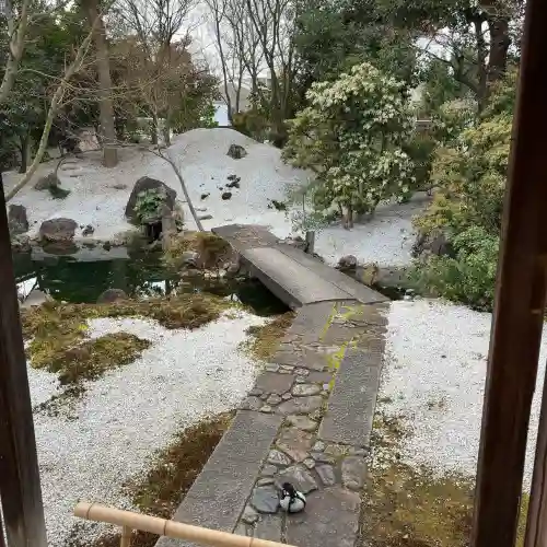 興聖寺の{uncategorized: "未分類", other: "その他", undefined: "問題あり", building: "その他建物", grave: "お墓", sacred_gate: "鳥居", guardian: "狛犬", statue: "像", buddha: "仏像", history: "歴史", nature: "自然", garden: "庭園", animal: "動物", pagoda: "塔", temizu: "手水舎", mountain_gate: "山門・神門", sanctuary: "本殿・本堂", subordinate: "末社・摂社", art: "芸術", scenery: "景色", jizo: "地蔵", ema: "絵馬", goshuin: "御朱印", omikuji: "おみくじ", items: "授与品その他", amulet: "お守り", goshuincho: "御朱印帳", eats: "食事", festival: "お祭り", votive_dance: "神楽", shichigosan: "七五三参", wedding: "結婚式", experience: "体験その他", initially: "初詣", around: "周辺", anti_infection: "感染症対策"}