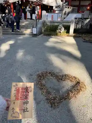 特別御朱印を拝受。切り抜きになっていたので驚きました😳境内にハート♡ができていたので一緒に撮影しました😊