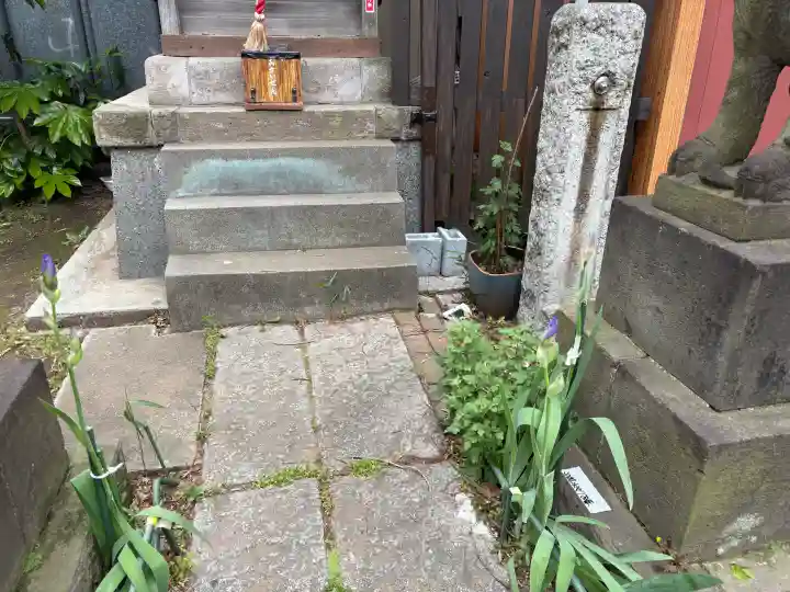 関町南御嶽神社の{uncategorized: "未分類", other: "その他", undefined: "問題あり", building: "その他建物", grave: "お墓", sacred_gate: "鳥居", guardian: "狛犬", statue: "像", buddha: "仏像", history: "歴史", nature: "自然", garden: "庭園", animal: "動物", pagoda: "塔", temizu: "手水舎", mountain_gate: "山門・神門", sanctuary: "本殿・本堂", subordinate: "末社・摂社", art: "芸術", scenery: "景色", jizo: "地蔵", ema: "絵馬", goshuin: "御朱印", omikuji: "おみくじ", items: "授与品その他", amulet: "お守り", goshuincho: "御朱印帳", eats: "食事", festival: "お祭り", votive_dance: "神楽", shichigosan: "七五三参", wedding: "結婚式", experience: "体験その他", initially: "初詣", around: "周辺", anti_infection: "感染症対策"}