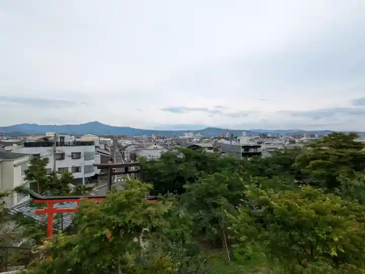 義照稲荷神社・稲荷命婦元宮(建勲神社末社)の{uncategorized: "未分類", other: "その他", undefined: "問題あり", building: "その他建物", grave: "お墓", sacred_gate: "鳥居", guardian: "狛犬", statue: "像", buddha: "仏像", history: "歴史", nature: "自然", garden: "庭園", animal: "動物", pagoda: "塔", temizu: "手水舎", mountain_gate: "山門・神門", sanctuary: "本殿・本堂", subordinate: "末社・摂社", art: "芸術", scenery: "景色", jizo: "地蔵", ema: "絵馬", goshuin: "御朱印", omikuji: "おみくじ", items: "授与品その他", amulet: "お守り", goshuincho: "御朱印帳", eats: "食事", festival: "お祭り", votive_dance: "神楽", shichigosan: "七五三参", wedding: "結婚式", experience: "体験その他", initially: "初詣", around: "周辺", anti_infection: "感染症対策"}